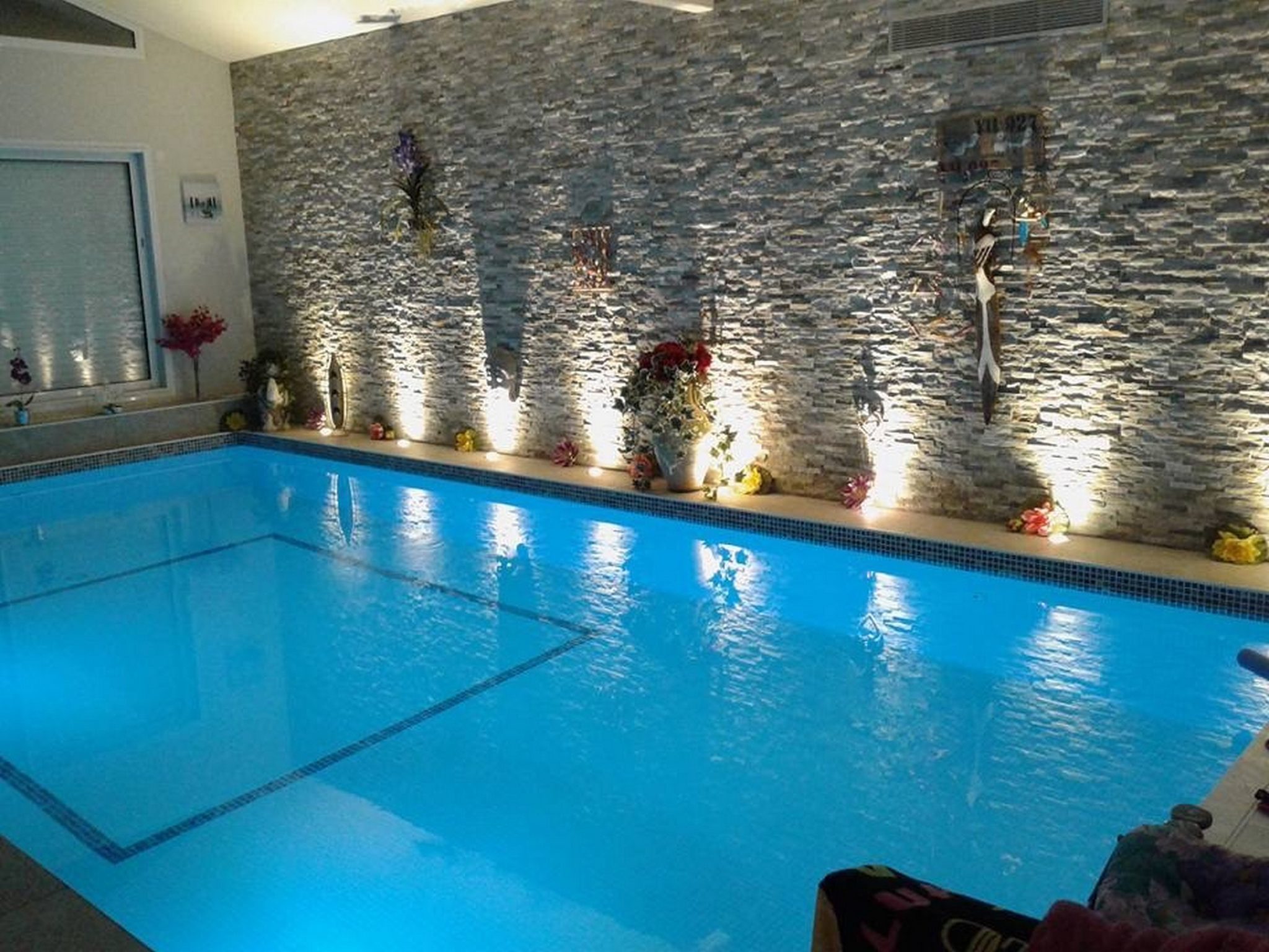 Piscine intérieure illuminée